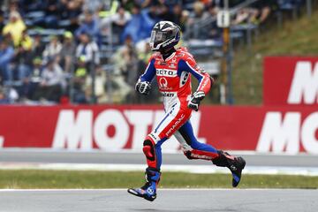 Scott Redding corriendo tras sufrir una caída.