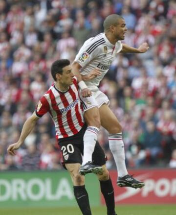 Aduriz marca el 1-0.