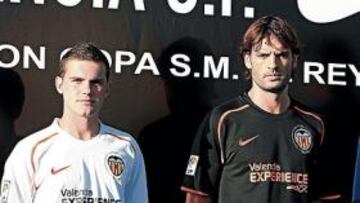 <b>MODELOS POR UN DÍA. </b>Mata, Morientes y Guaita posaron con las nuevas equipaciones para la temporada 2008-2009.