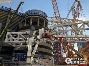 En el exterior, el estadio del Real Madrid sigue rodeado de gr¨²as trabajando sin descanso para tener el nuevo feudo blanco a punto.