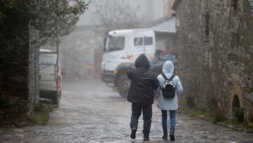 Dos personas abrigadas en una calle del municipio de Pedrafita do Cebreiro, 13 de diciembre de 2023, en Pedrafita do Cebreiro, Lugo, Galicia (España). Un nuevo frente de frío ha entrado hoy por las montañas del este gallego, que dejará temperaturas mínimas de 2º C y nieve en altitudes superiores a 1.200 metros.
13 DICIEMBRE 2023;LUGO;GALICIA;PEDRAFITA DO CEBREIRO;NIEVE;FRIO;BORRASCA;INVIERNO
Carlos Castro / Europa Press
13/12/2023