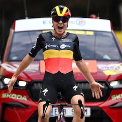 Kopecky se hace con el primer maillot amarillo del Tour con un recital