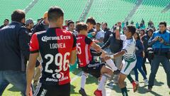 Los jugadores de ambos equipos protagonizaron una batalla campal al t&eacute;rmino de la final entre laguneros y zorros, misma que ganaron los de Torre&oacute;n.