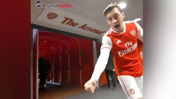 El grito de celebración en español de Mesut Özil en el túnel