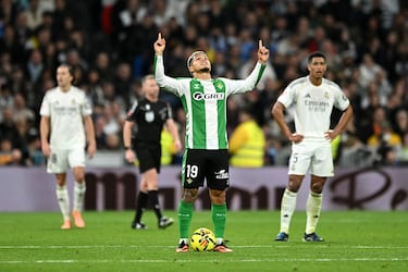 El jugador del Real Betis, Cucho Hernández, celebra el 3-1 al Real Madrid. 