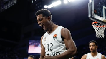 El base francés del Real Madrid Theo Maledon (i) celebra una acción durante el partido de la jornada 8 de la temporada regular de la EuroLiga que Real Madrid y Fenerbahce disputan este jueves en el Movistar Arena.