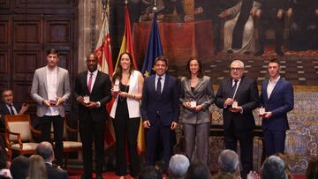 Los galardonados con la medalla al Mérito Deportivo de la Comunitat Valenciana junto al presidente, Carlos Mazón. Por parte de Mosquera, recogió el premio su padre, al estar con la sub-21.