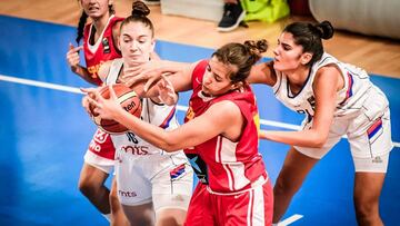 Jugadoras de España y Serbia luchan por un balón.