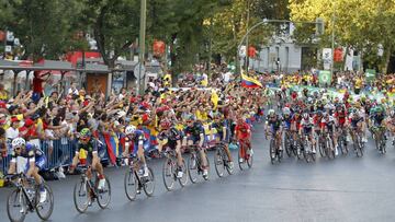 El pelot&oacute;n rueda por las calles de Madrid durante la &uacute;ltima etapa de la Vuelta a Espa&ntilde;a 2016.