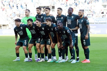 Alineación del Almería ante el Málaga. Lopy en ella.