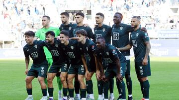 Alineación del Almería ante el Málaga.