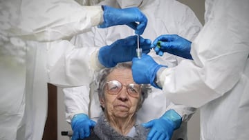 Mujer siendo testada en Portugal.