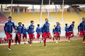 La selección de Nepal calienta antes de enfrentarse al Cacereño.