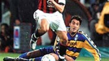 Maldini, con 35 años, sigue siendo un referente en la zaga milanista.