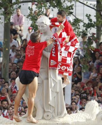 Celebración de los jugadores del Sevilla en la plaza de la Puerta de Jerez, durante el paseo triunfal que ha realizado el equipo esta tarde para festejar y ofrecer a la ciudad su quinta Liga Europa conseguida el pasado miércoles en Basilea (Suiza