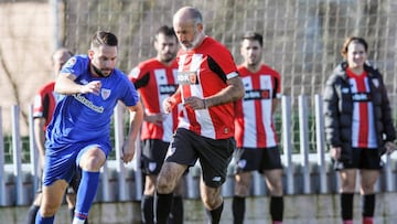 Aitor Elizegi pugna por un bal&oacute;n con Elizegi.