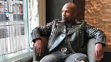 Floyd Mayweather sentado en un sillón.