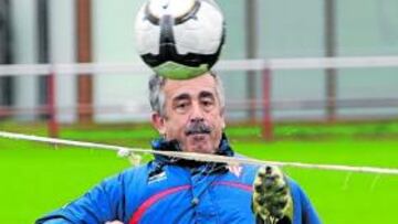 <b>ACTIVO. </b>Preciado, jugando ayer al futvoley en Mareo.