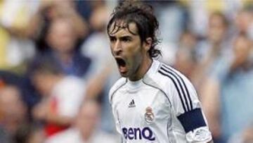 <B>CON RABIA.</B> Raúl celebró su gol con rabia, para dejar claro que aún continúa siendo importante en el Madrid.