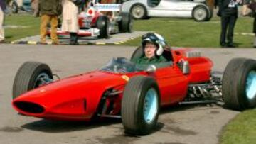 SU EQUIPO. Surtees a los mandos de su Ferrari hace unos años; en una visita a Maranello conoció a Fernando Alonso, al que considera el mejor piloto junto a Hamilton.