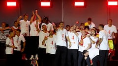 Los jugadores de la selección española  y los aficionados celebran el la plaza de la Cibeles el título de la Eurocopa. 