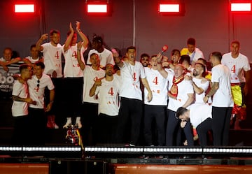 Los jugadores de la selección española  y los aficionados celebran el la plaza de la Cibeles el título de la Eurocopa.