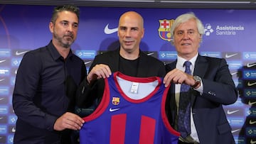 Juan Carlos Navarro, Joan Peñarroya y Josep Cubells en la presentación del segundo como entrenador del Barça.