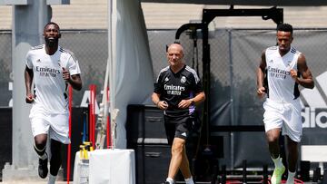 Entrenamiento del Real Madrid en UCLA, Los Ángeles: Rüdiger, Pintus y Militao.