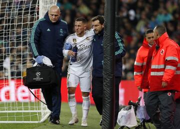 Lesi¨®no de Eden Hazard. El belga dobl¨® el tobillo en una acci¨®n con Meunier y se tuvo que retirar ayudado de los m¨¦dicos