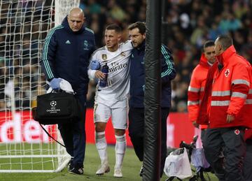 Lesióno de Eden Hazard. El belga dobló el tobillo en una acción con Meunier y se tuvo que retirar ayudado de los médicos