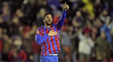 Víctor Camarasa celebra su gol.1-1.