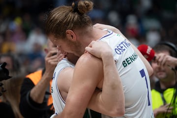 El jugador del Unicaja Osetkowski abraza emocionado a un compañero. 