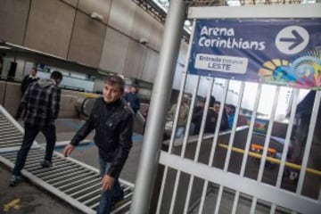 Una huelga de los empleados del sistema de metro de Sao Paulo agravó este jueves el caos de tránsito. El Movimiento de Trabajadores Sin Casa marchó hacia el estadio de la inauguración.