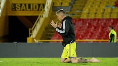 Vikonis cumple promesa de rodillas en El Campín