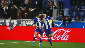 GRAF8839. VITORIA, 13/12/2019.- El delantero del Deportivo Alavés Joselu (d) celebra con Lucas Pérez su gol, primero del equipo ante el Leganés, durante el partido de la jornada 17 de LaLiga que se disputa este viernes en el estadio d