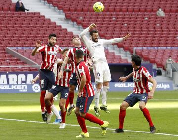 Polémica en la primera parte del juego por una posible mano de Felipe dentro del área. Hernández Hernández acudió al monitor del VAR para revisarlo y decretó que no había pena máxima.  