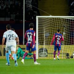 La defensa del Barça pasa de muro a coladero