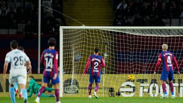 BARCELONA, 10/12/2023.- Los jugadores del FC Barcelona tras encajar el segundo gol durante el encuentro correspondiente a la jornada 16 de primera división que FC Barcelona y Girona disputan hoy Domingo en el estadio Olímpico Lluis Companys, en Barcelona. EFE/Siu Wu.