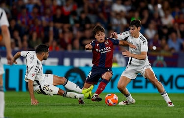 El gol más importante de la temporada del Levante lo metió Carlos Álvarez para dar el ascenso a los granotas, y ¡vaya gol! Final de película en El Plantío, en un partido que se decidió con un tanto del 24, en el minuto 97. Soberano disparo desde fuera del área, que entró por la escuadra.