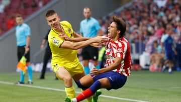 MADRID, 21/08/2022.- El delantero del Atlético de Madrid Joao Félix (d) cae ante Juan Foyth, del Villarreal, durante el partido de Liga en Primera División que disputan este domingo en el Civitas Metropolitano, en Madrid. EFE/Mariscal
