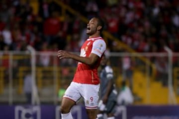 El delantero venezolano llegó proveniente del fútbol árabe a Santa Fe, pero no convenció ni a la hinchada ni al cuerpo técnico, pues el club cardenal salió campeón y él siempre estuvo en la suplencia. Jugó 13 partidos y solamente marcó 2 goles. Está confirmado que no seguirá en el equipo para el 2017.
