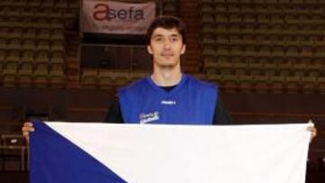 <b>UN CHECO CASI ESPAÑOL. </b>Jiri Welsch con una bandera de su país.