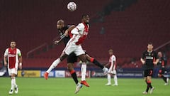 Fabinho pelea un bal&oacute;n durante el Ajax-Liverpool