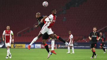 Fabinho pelea un bal&oacute;n durante el Ajax-Liverpool
