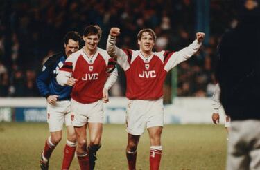 Leyenda del Arsenal pide un trueque entre Alexis y Agüero