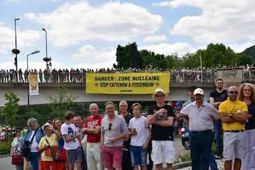 Pancarta de Greenpeace en uno de los puentes de las calles de Vittel con los aficionados esperando el paso de los ciclistas.