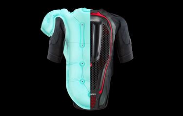 Explota en 25 milisegundos: la tecnología militar dentro de un mono de un piloto de MotoGP