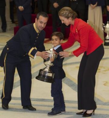 Doña Elena entrega el Premio a Alejandro Rodríguez (persona o entidad destacada por un gesto de nobleza o juego límpio). El pequeño jugador de fútbol fue famoso tras separar a un árbitro y un entrenador mientras discutían en un partido en Gran Canaria. 
