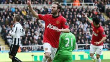 Mata triunfa en el Manchester United a la espera de decidir su futuro.
