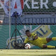 Henríquez falló el penal ante un especialista Brayan Cortés